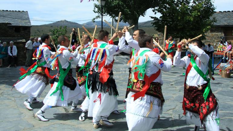 Los Danzantes de Majaelrayo bailan la danza de las espadas