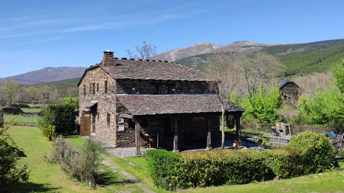 vista general de la casa rural la pizarra negra con el pico ocejón al fondo