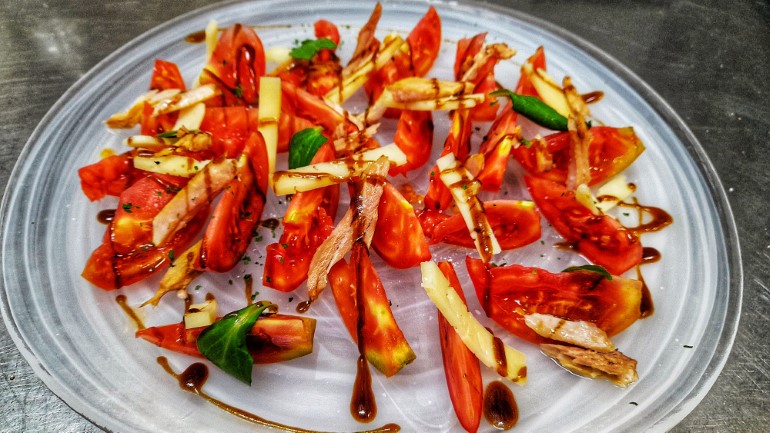 Plato de ensalada de tomate fresco