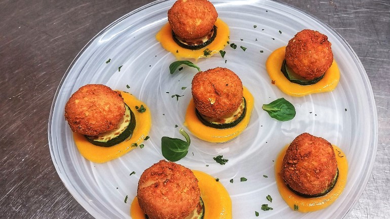 Plato de croquetas de calabacín