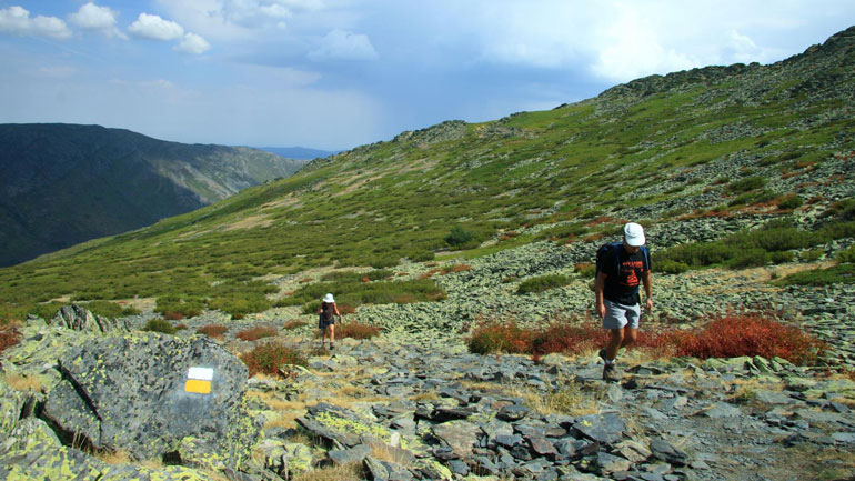 Dos senderistas avanzan por el canchal norte del pico Ocejón