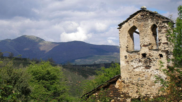 La espadaña de la ermita de Matallana en ruinas se mantiene en pié con la sierra de Ocejón al fondo