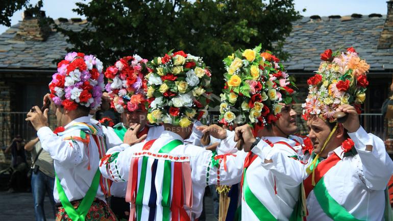 Coloridos y floridos gorros de los danzantes de majaelrayo
