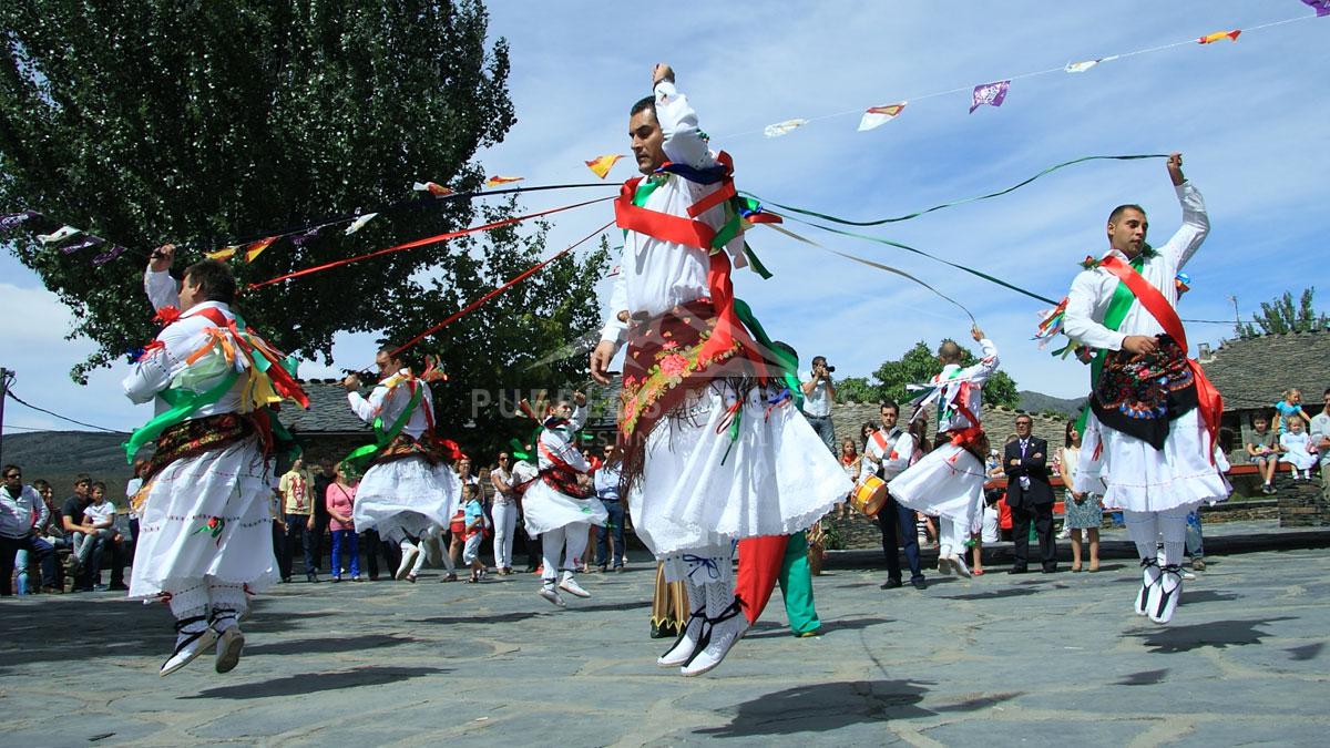 Los Danzantes de Majaelrayo ejecutan una de las danzas en honor al Santo Niño