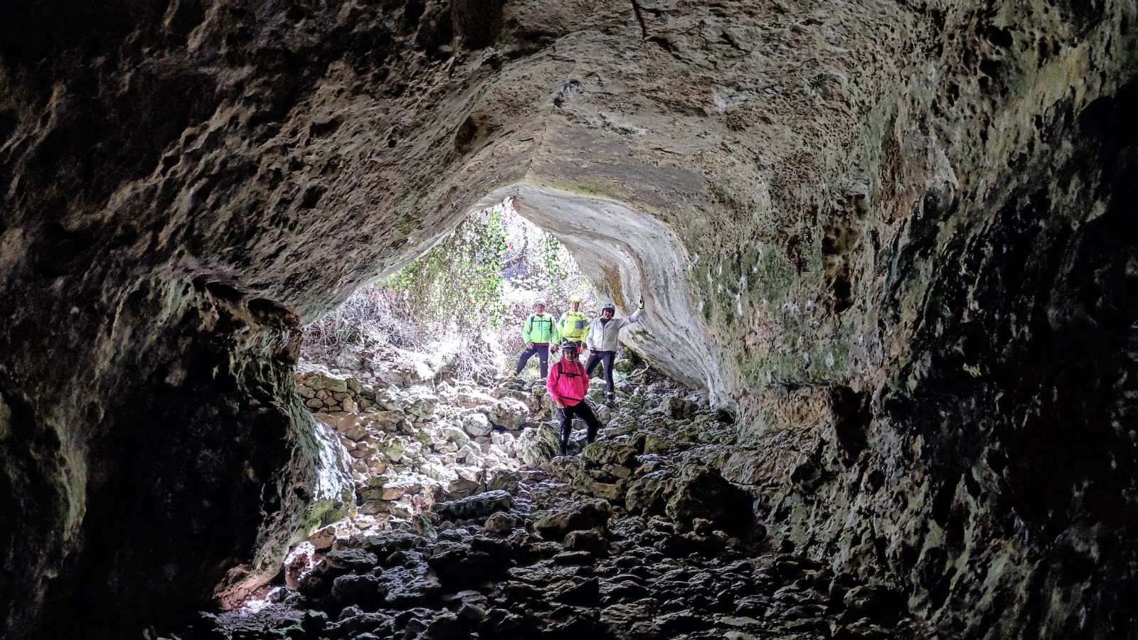 Varios ciclistas visitan la cueva de los turistas en el Kars de Tamajón