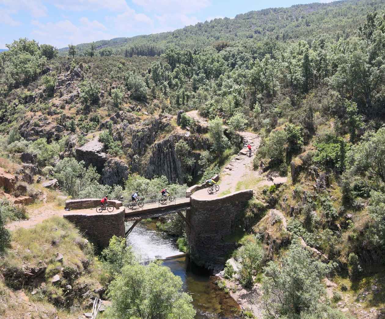Bikers cruzando el Puente de los Trillos sobre el río Jarama