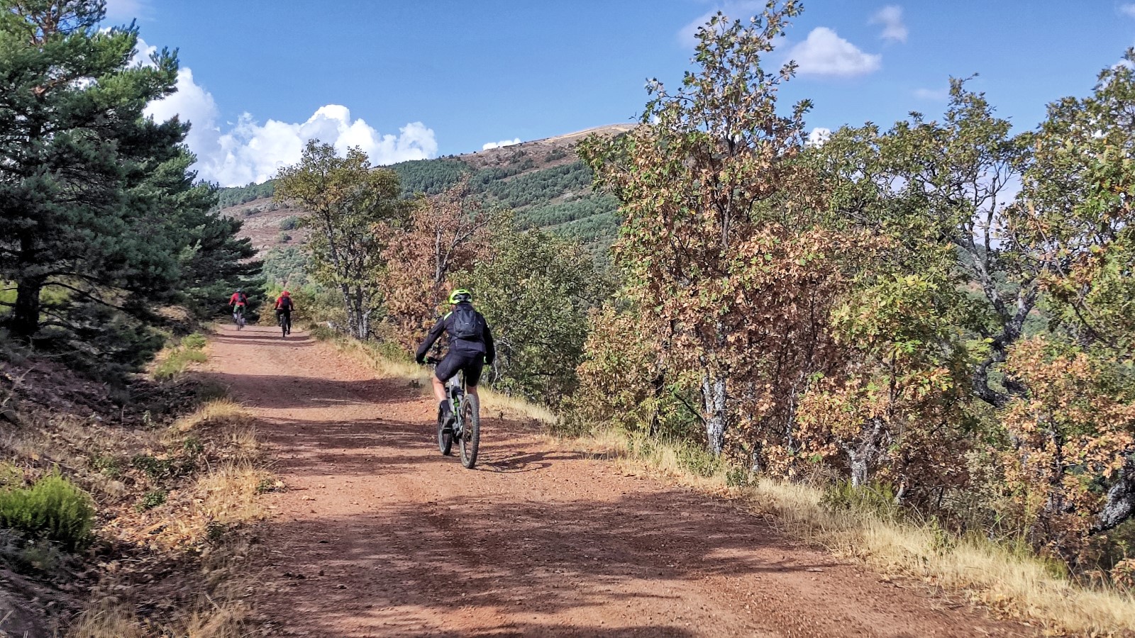 E-bikers en la pista que enlaza los 4 collados