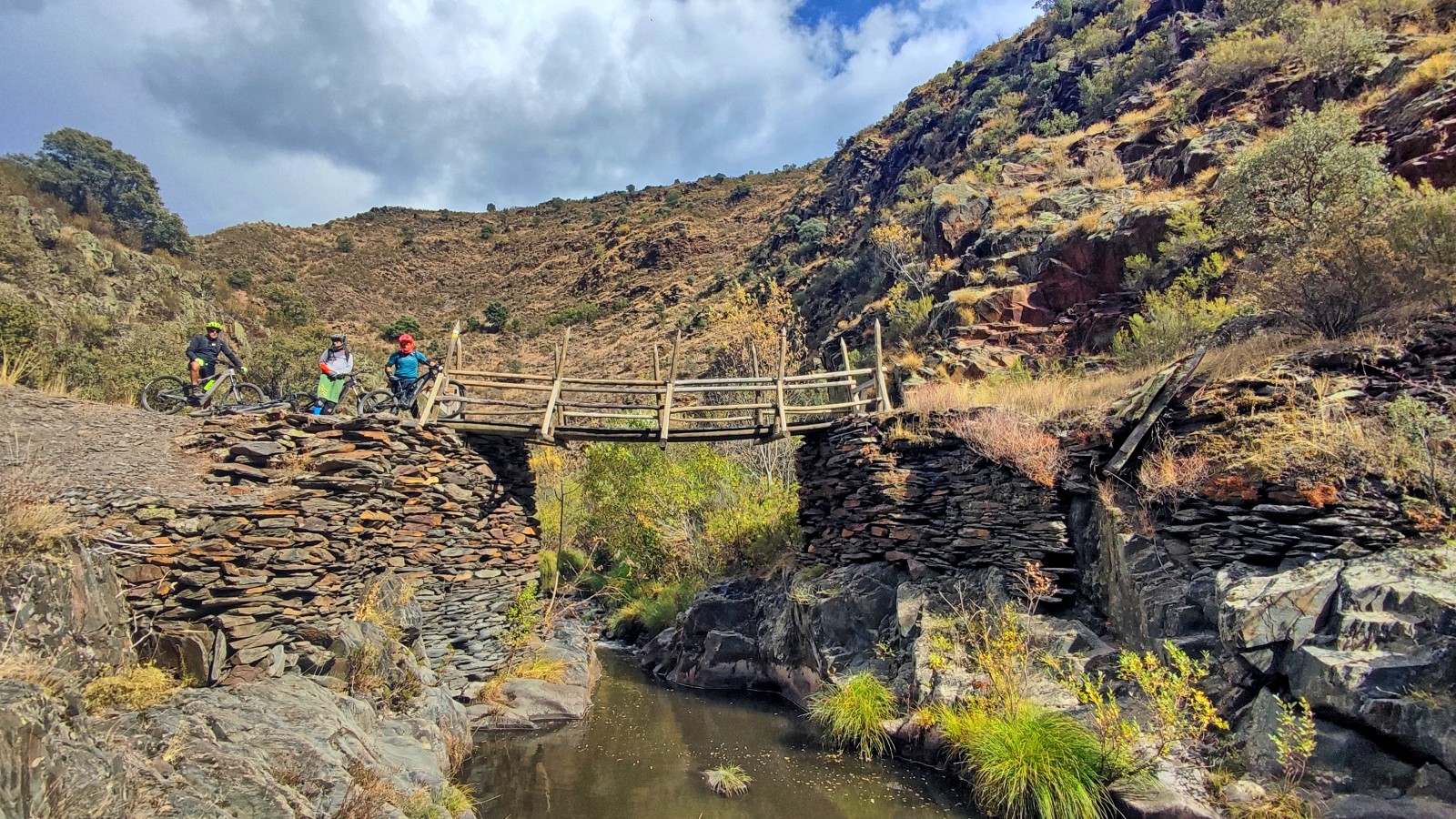 Cruzando el  puente de la Hoz en el barranco del rio Jaramilla