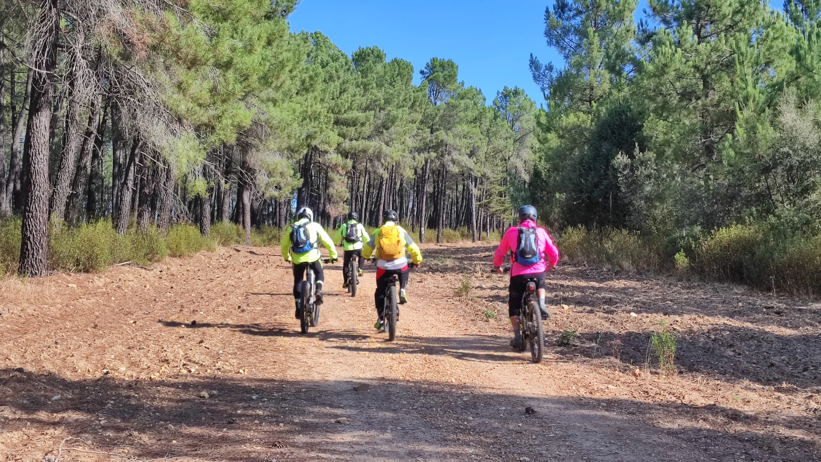 Ciclistas subiendo por el camino del arcipreste