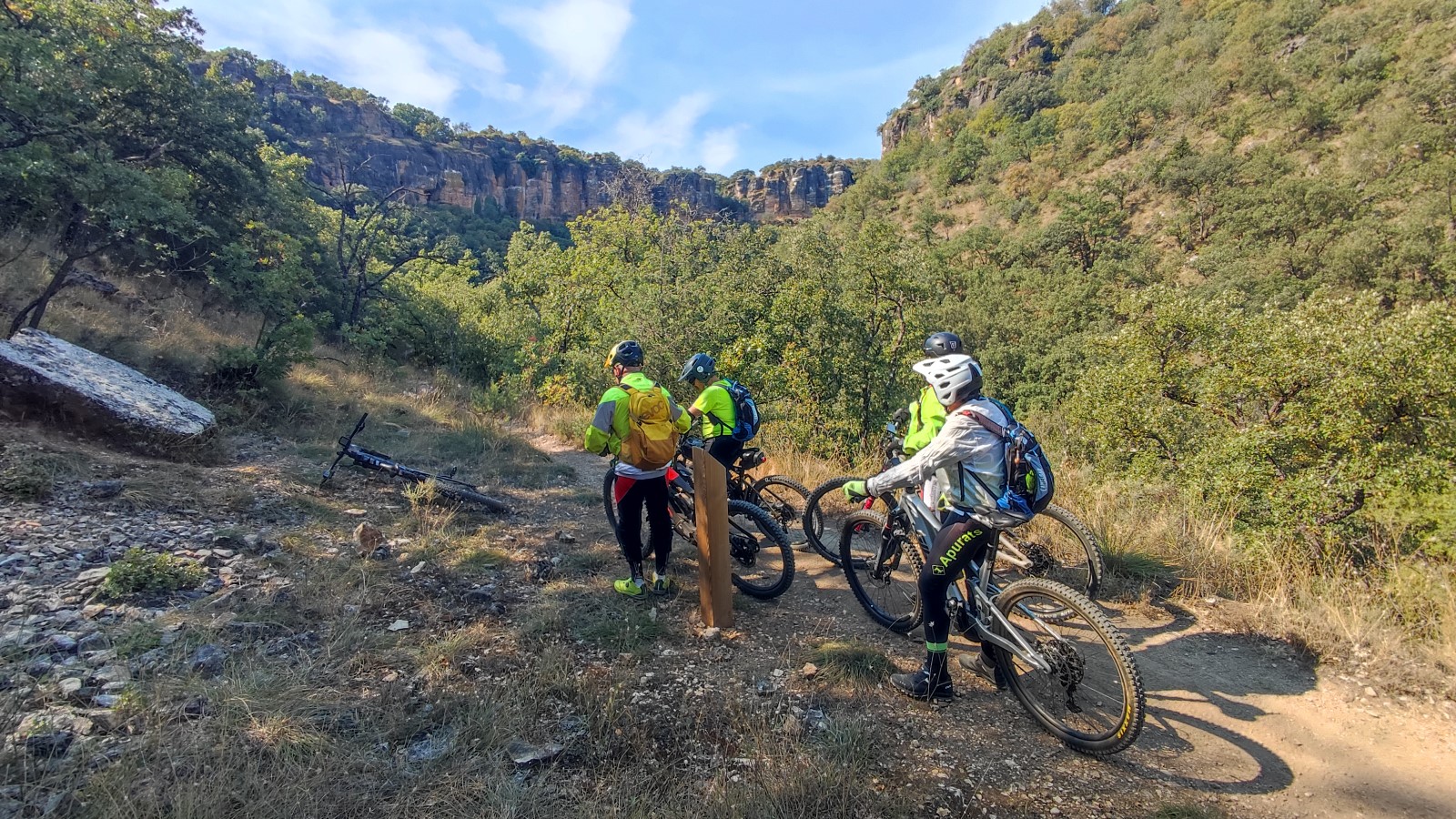 Bikers a la entrada de la Hoz del Jarama