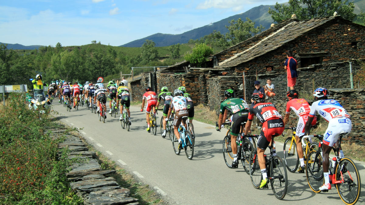 La vuelta ciclista a España cruzó en el año 2013 y 2015 por la ruta de los pueblos negros de guadalajara