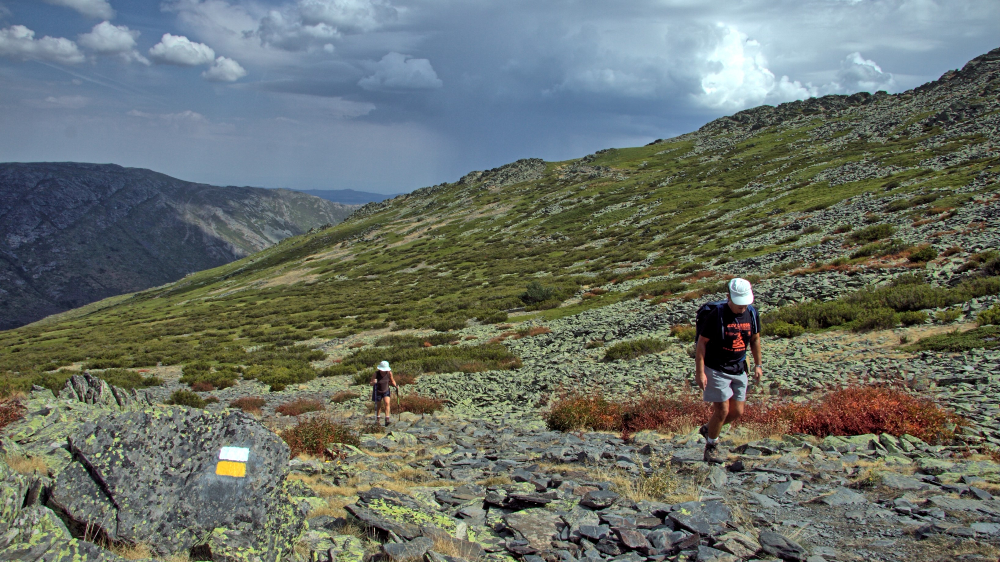 Dos senderistas caminan por la cara norte del pico Ocejón