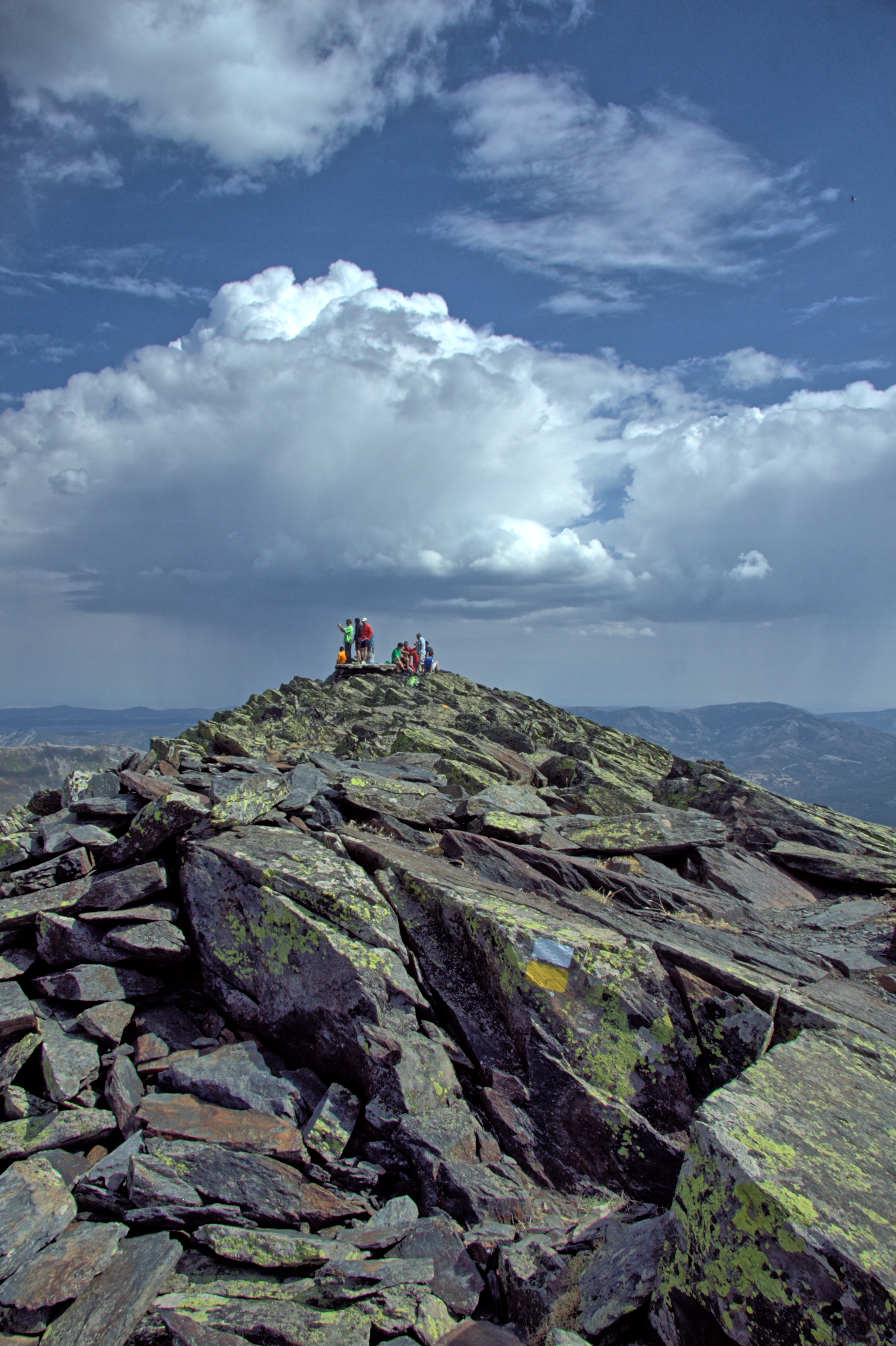 Grupo de senderistas en la cumbre de Ocejón