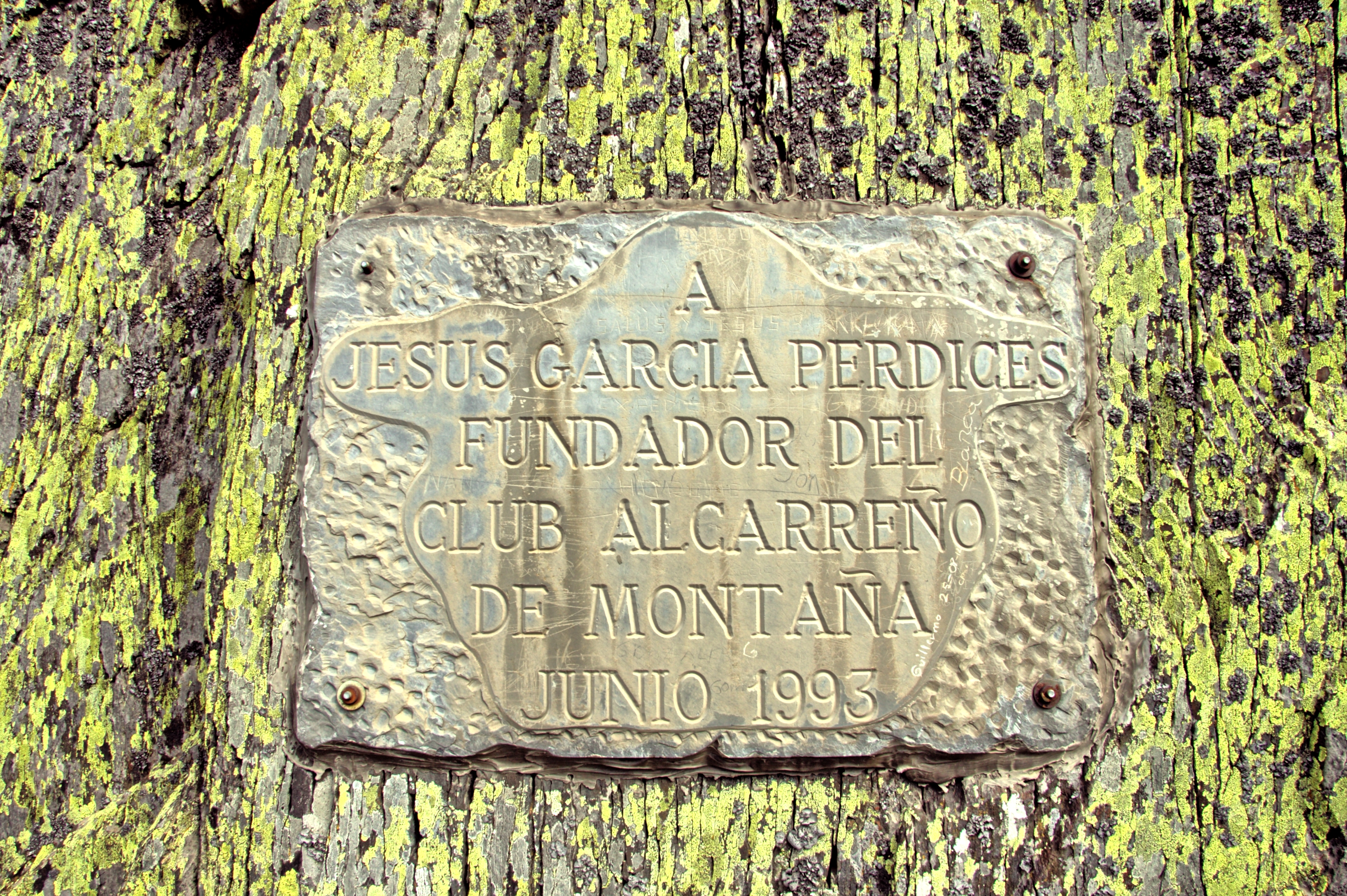 Placa conmemorativa a Jesús García Perdices, fundador del club alcarreño de montaña