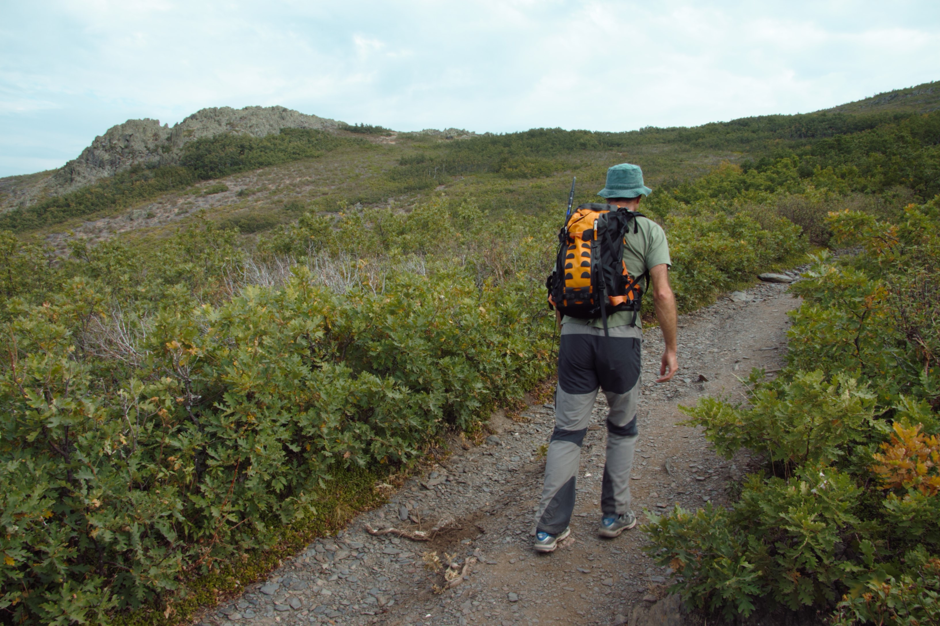 Un montañero asciende por la senda hacia Peña Bernardo