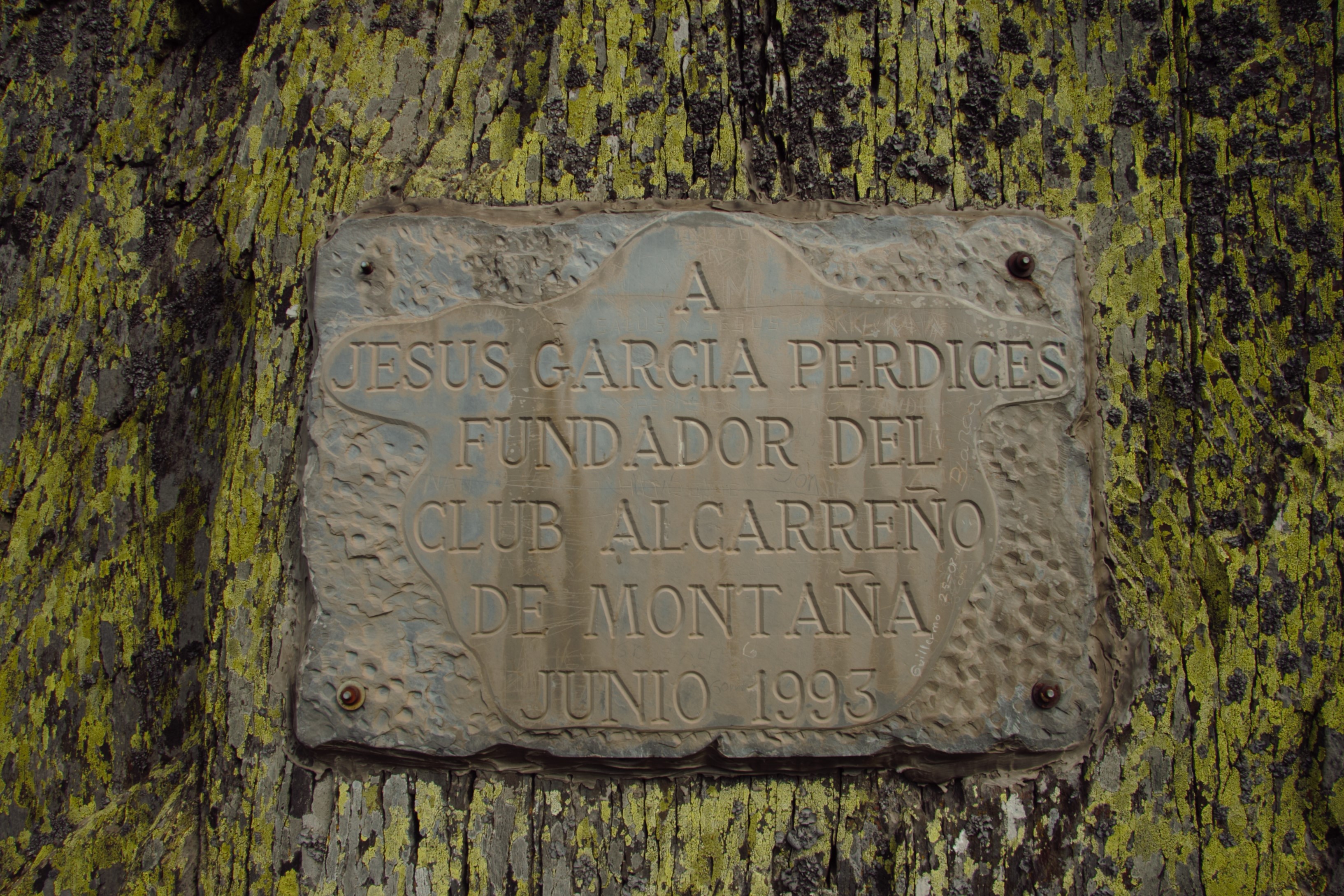 Placa conmemorativa a Jesús García Perdices, fundador del club alcarreño de montaña