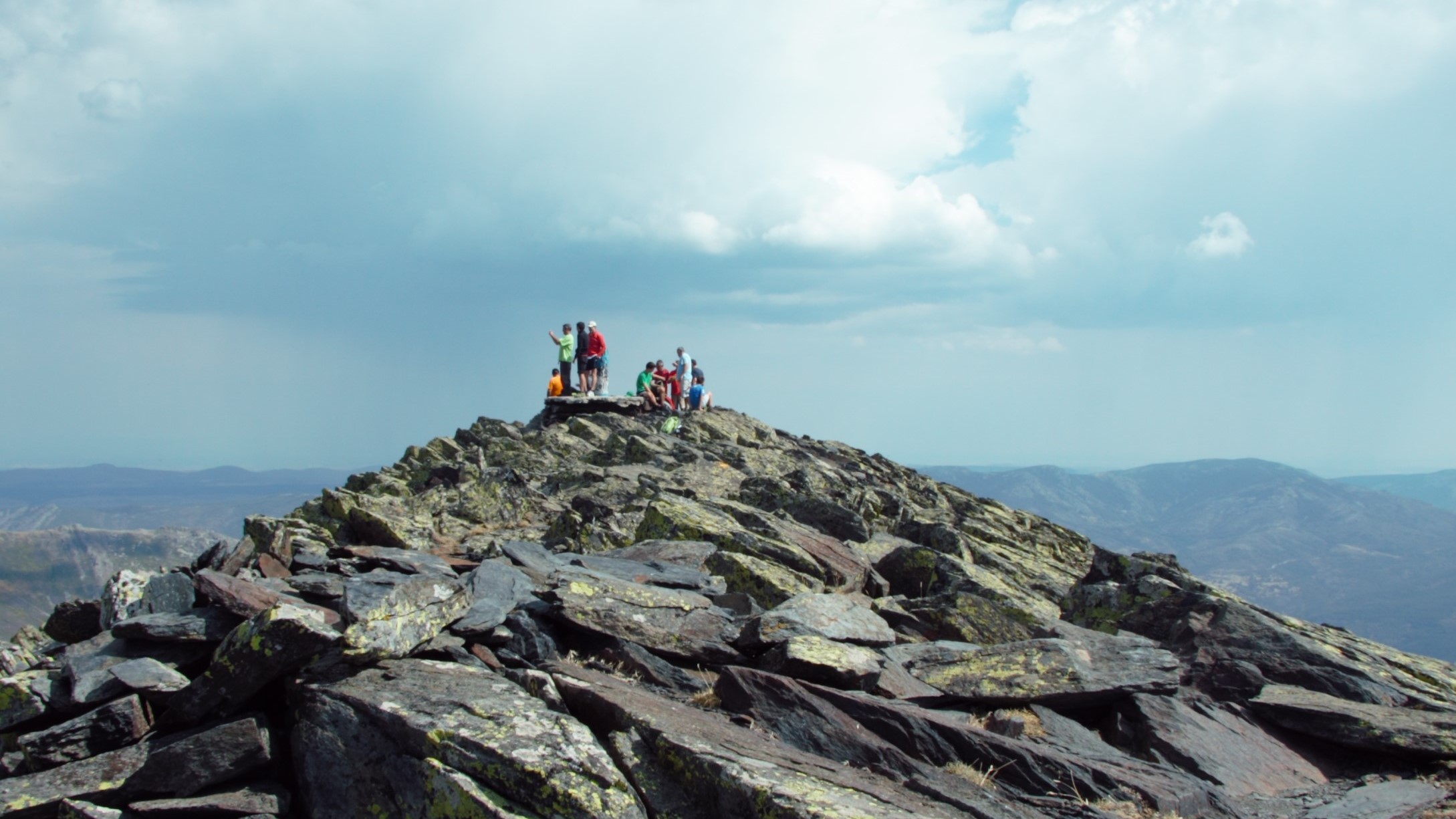 Varios montañeros contemplan el espectacular paisaje desde la cumbre del pico Ocejón