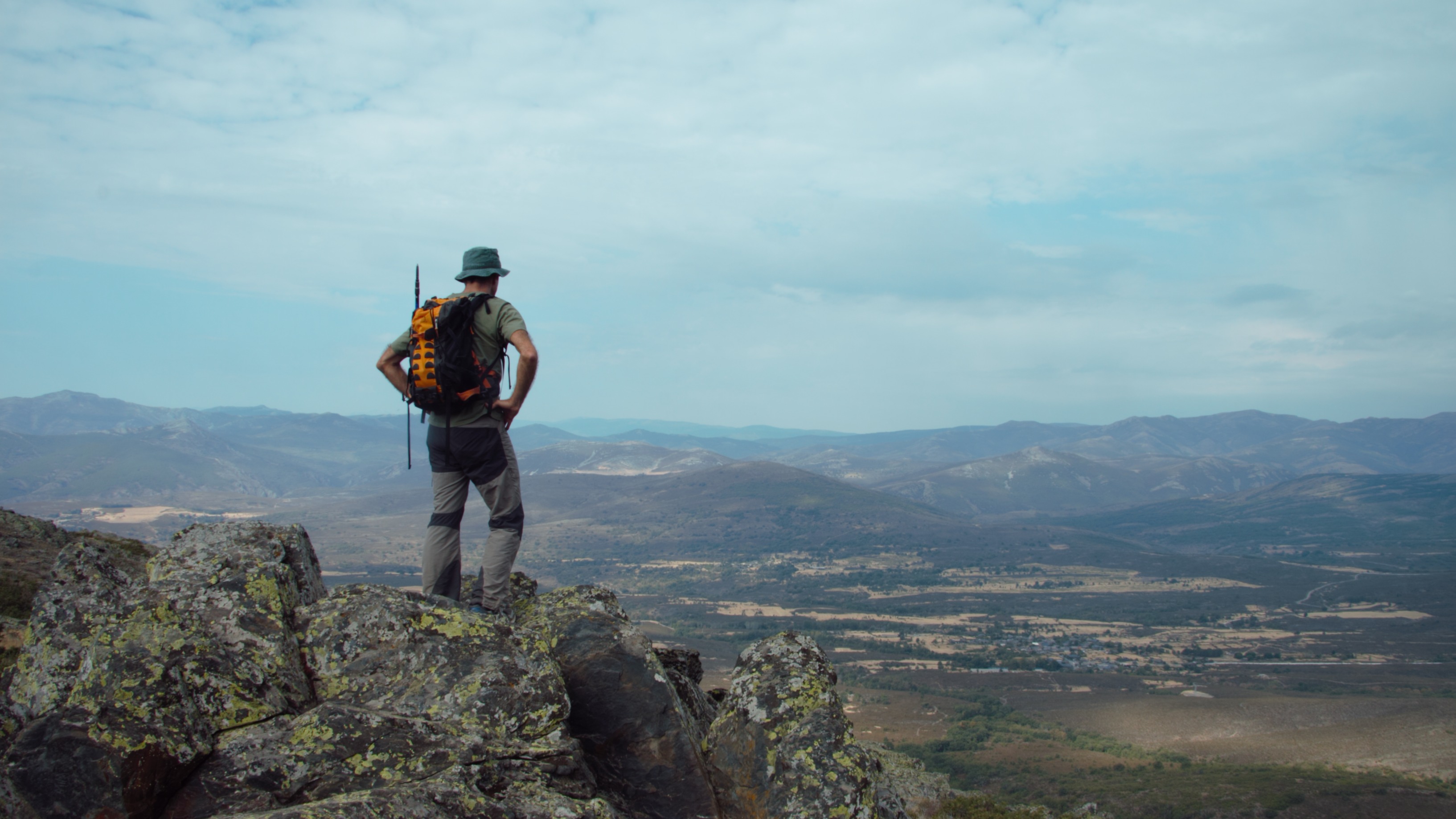 Un senderista observa el inmenso paisaje de Ayllón desde la atalaya de Peña Bernardo