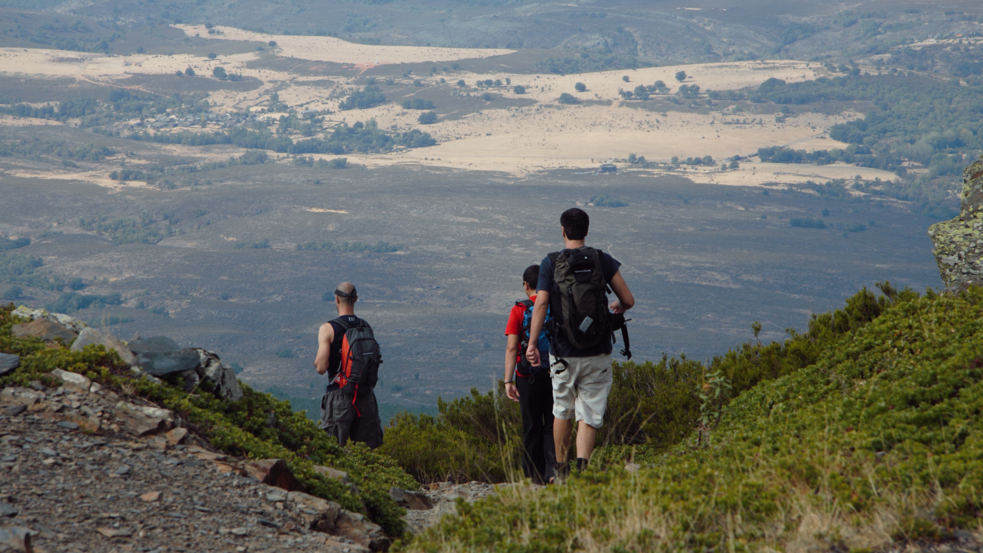 varios senderistas descienden por el collado Perdices o del Hervidero