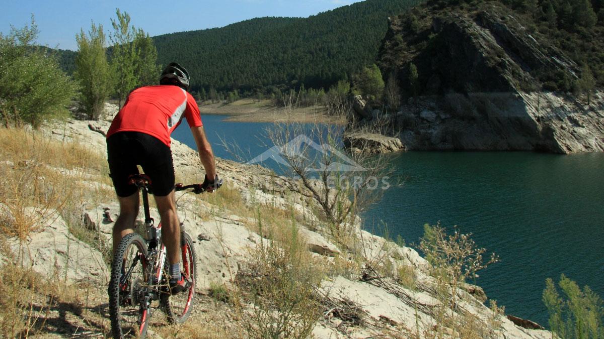 Un ciclista de montaña en el embalse de beleña de sorbe