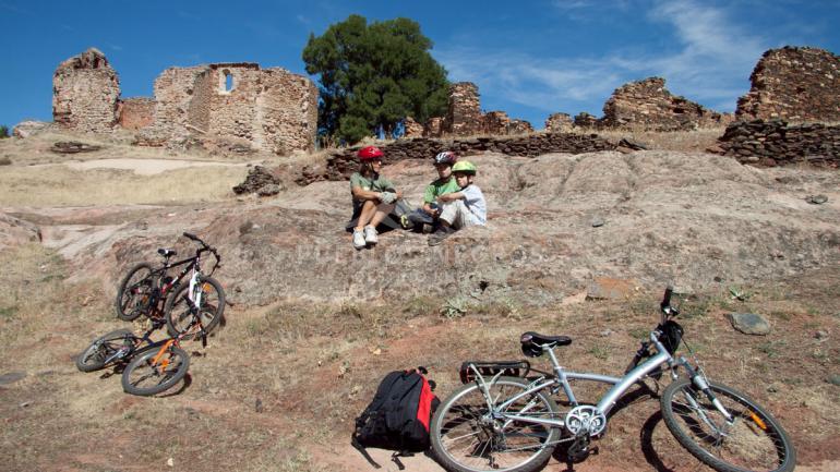 una familia de ciclistas de montaña visita Sacedoncillo en Guadalajara