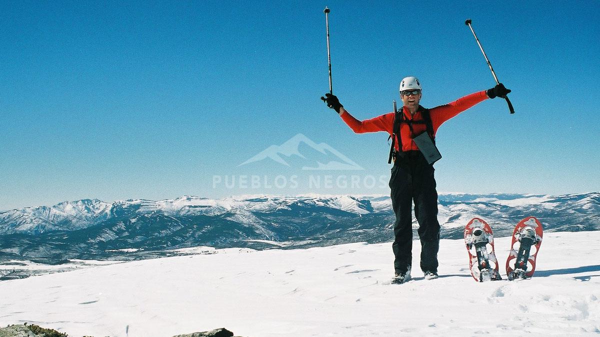 Un montañero asciende al Pico Ocejón con Raquetas de Nieve