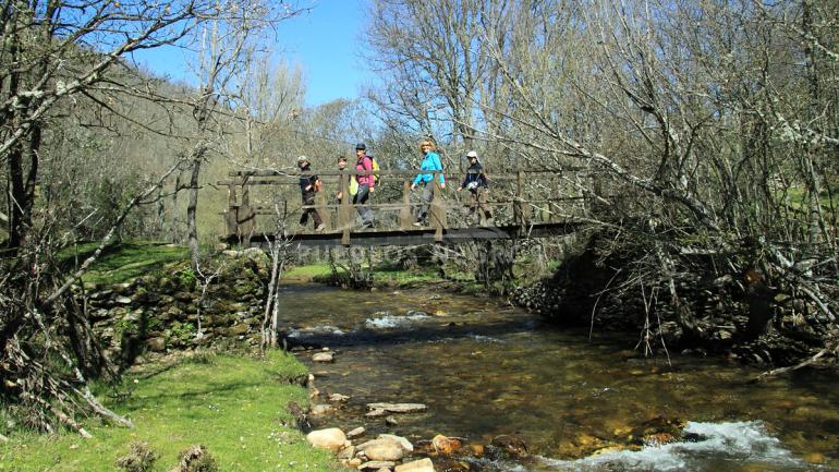 Varias pasarelas facilitan el cruce de los numerosos arroyos de la comarca de los pueblos negros