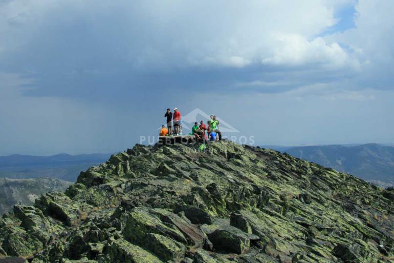 Montañeros en la cima del pico Ocejón
